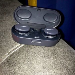 These are Bose Heaphones they are black and the are One Size
